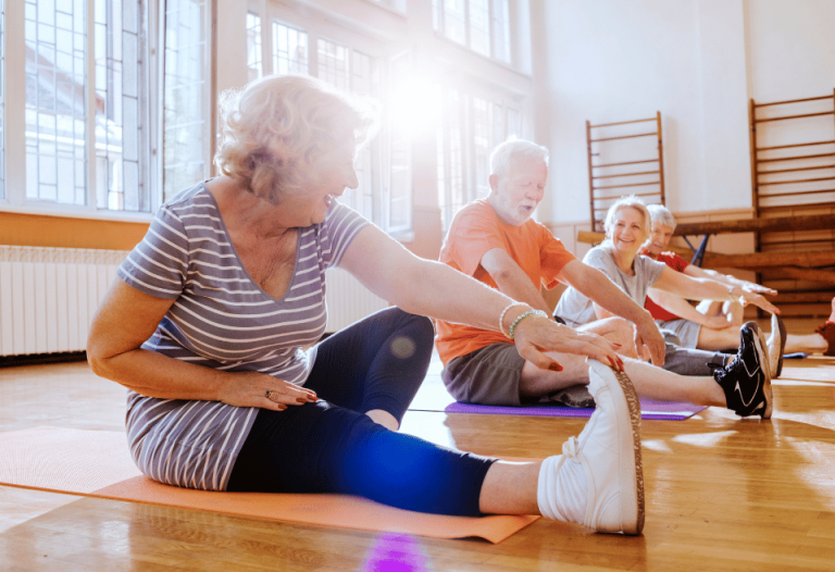 Gruppo di over 65 in palestra